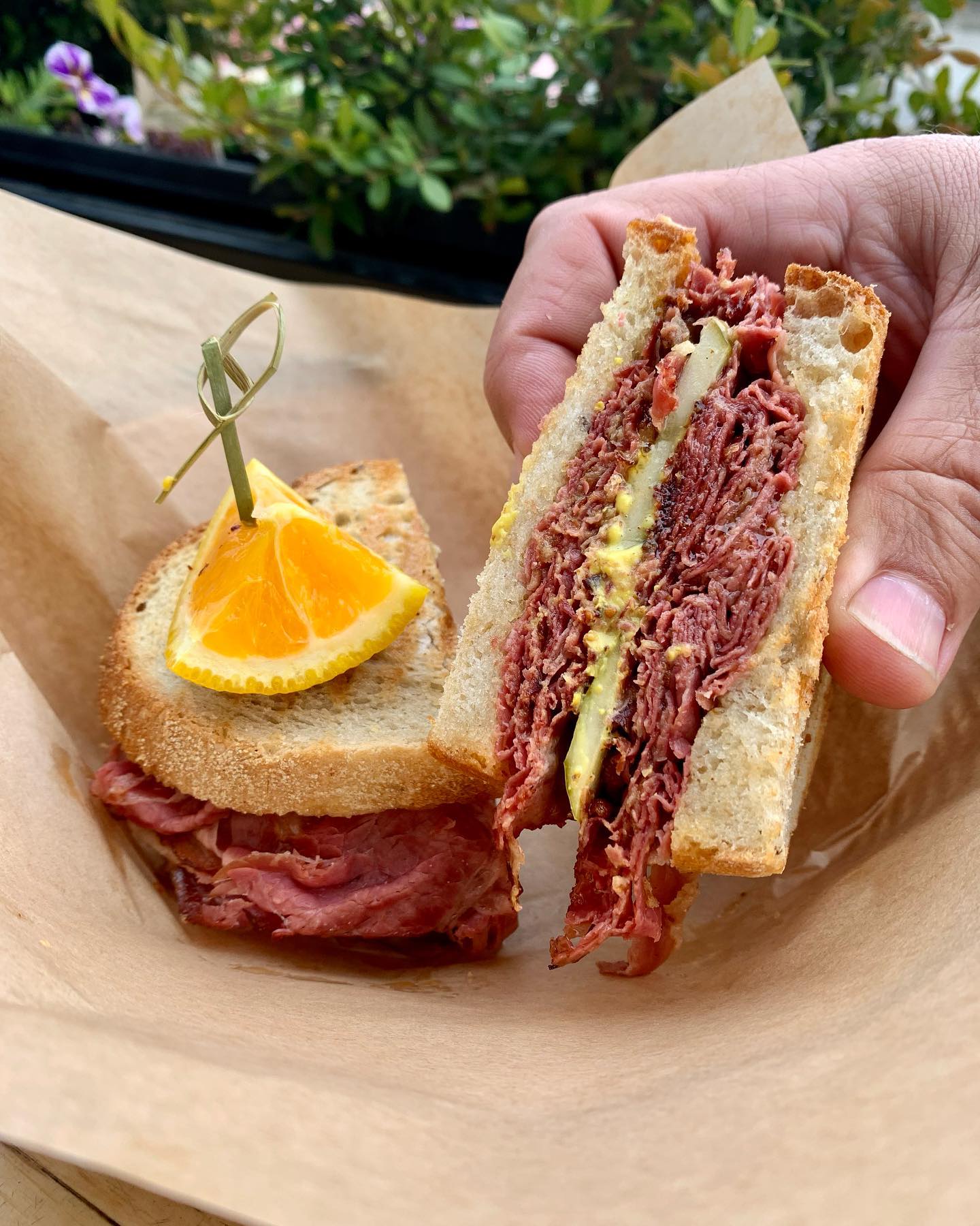 Very good Montreal smoked meat sandwich @labaguettecatering for lunch today in Revelstoke as we travel to the #5dadsgowild retreat.

Toasted rye bread with mustard and a slice of dill pickle held all the meat in place. Wonderful.
.
.
.
#revelstoke #getoutside #montrealsmokedmeat #sandwich #gearupgetout #ryebread